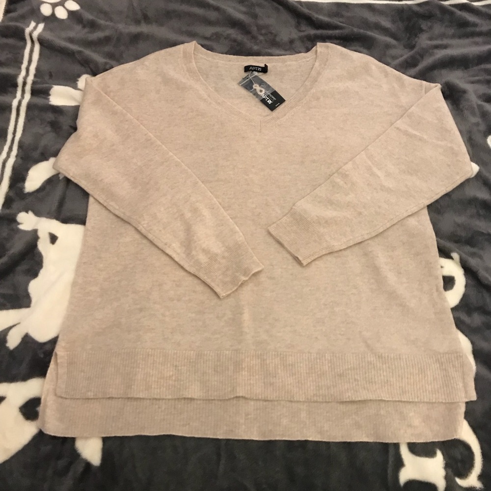 Light tan cashmere sweater. 👚
